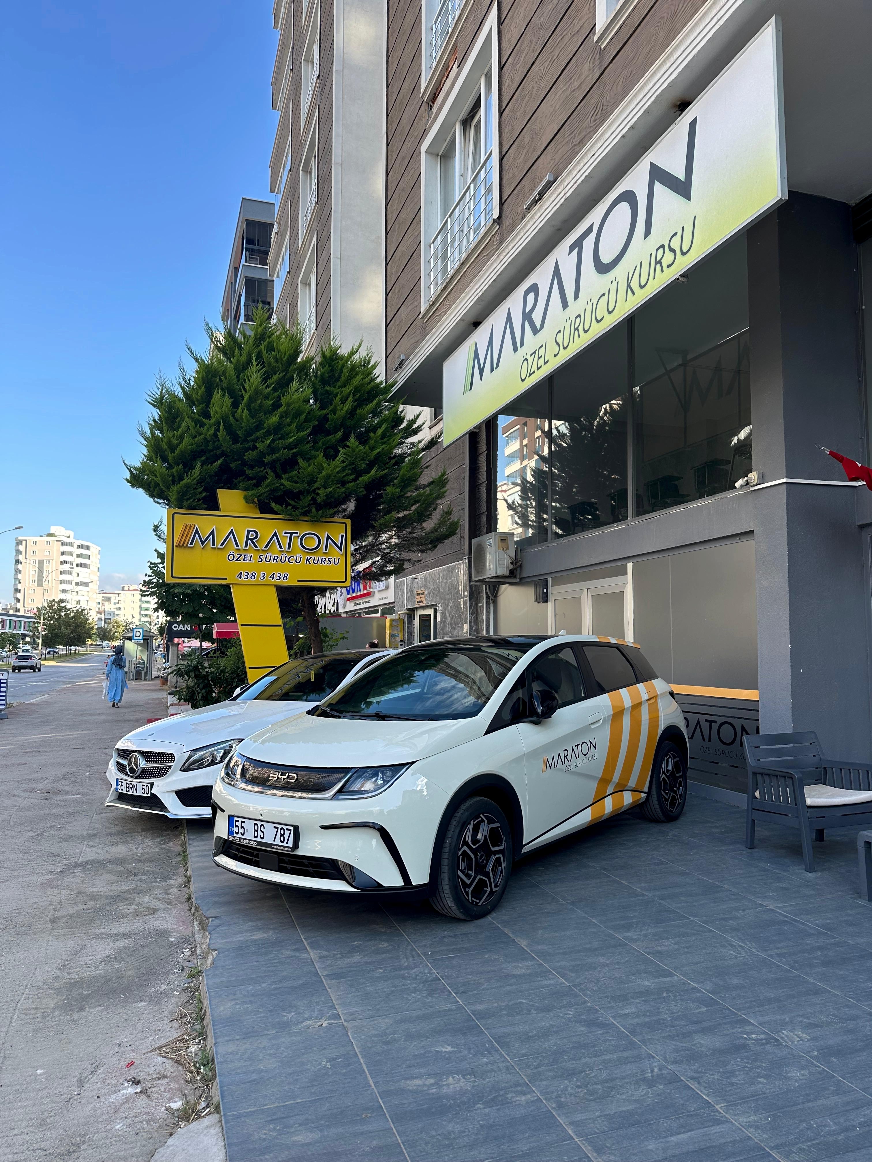 Maraton Sürücü Kursu modern eğitim sınıfı ve araçlar